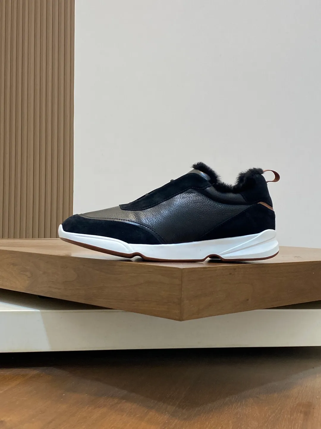 Men's shoes 💰840 Winter LoroPiana WeekendWalk men's wool warm sneakers! Specially designed wool warm shoes for men! This WeekEndWalkEvo casual shoe reinterprets the WeekEnd casual shoe with a design that combines the characteristics of running shoes and walking shoes. An improved version of the classic shoe style in the autumn/winter series, the shoe body is made of fleece cotton blend with a slight elasticity to ensure that the upper part of the shoe is covered and fitted. The narrow silhouette in the middle and the warmth of the integrated fur lining make the shoes comfortable and practical to wear. The shoe details, combined with the lightweight rubber sole with ridged edges, add a sporty feel to the shoe. Kummel rubber sole with stitching and ultra-light technical material sole: This design structure helps distribute weight properly and improve shock absorption. Raised edges on the sole ensure traction and stability during walking. Body: 97% cotton, 3% spandex lining. Wool sole rubber! Size: 39/40/41/42/43/44 (45.46 customized) standard leather shoe size original box package